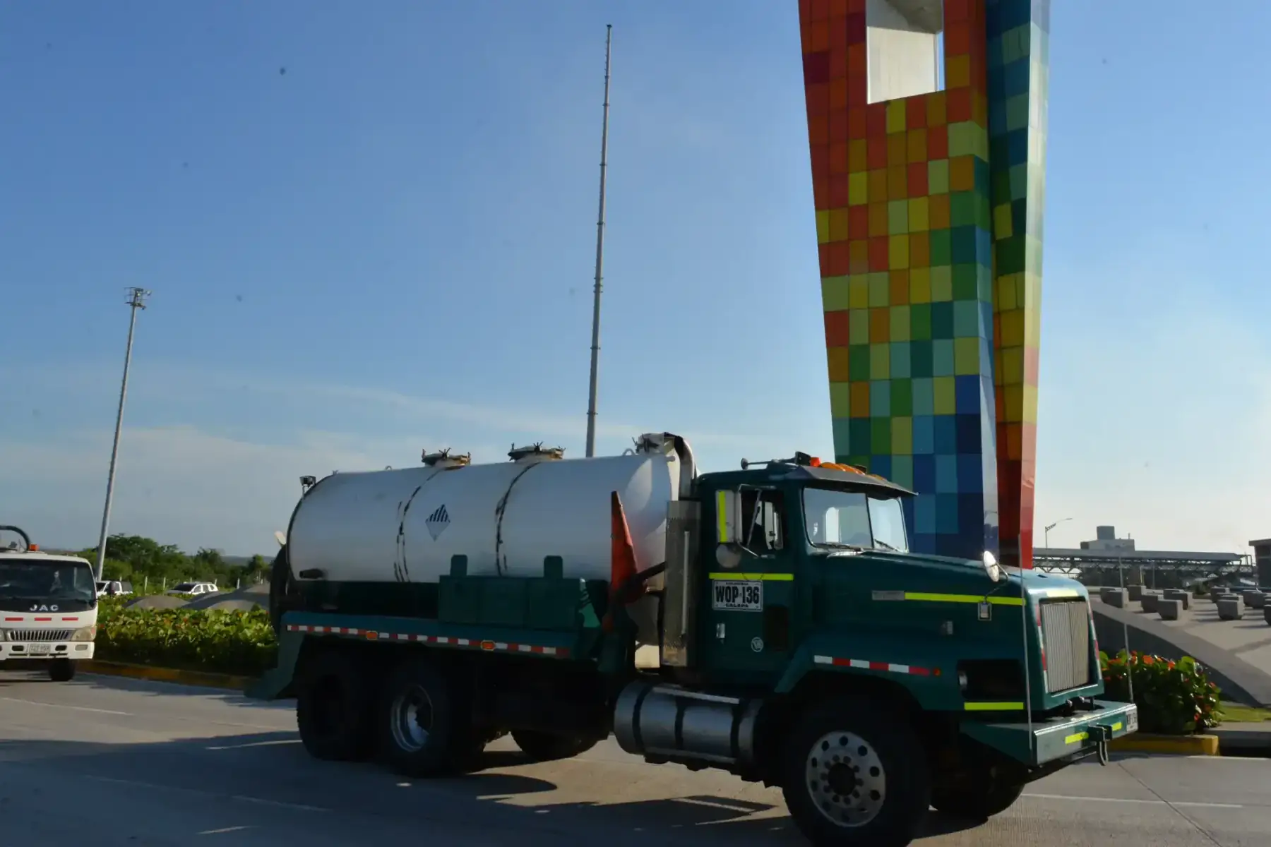 Camión vactor de SEPPSA frente a la Ventana al Mundo en Barranquilla